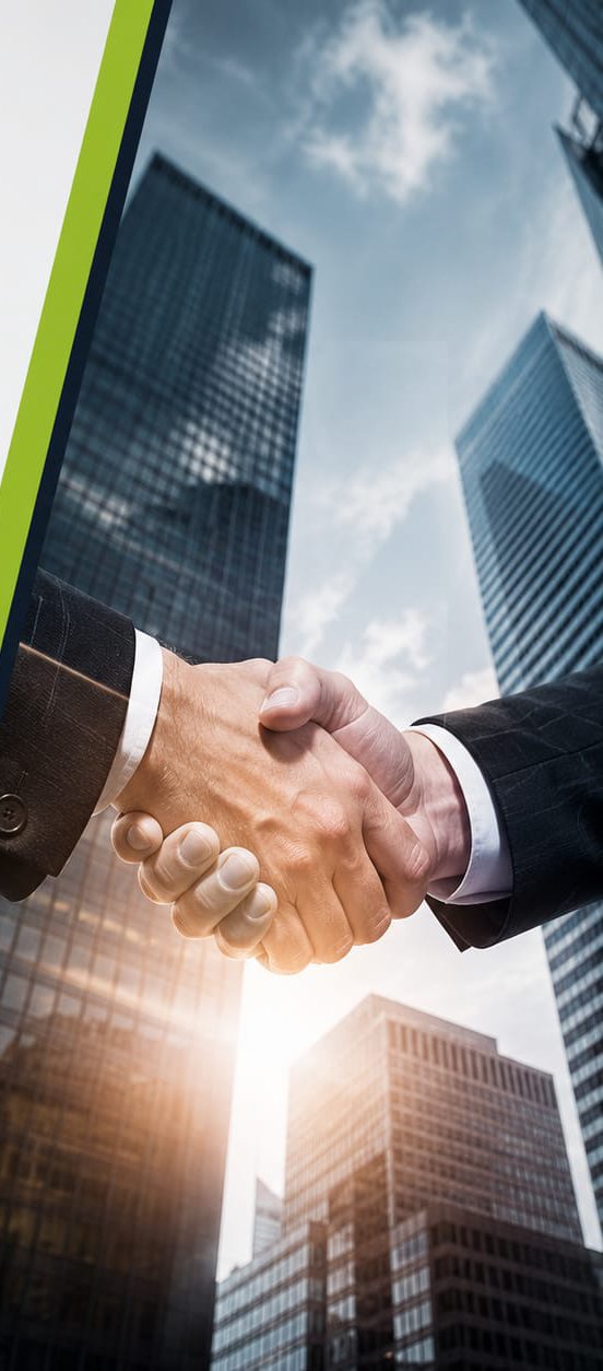 Apretón de manos entre empresarios frente a edificios corporativos